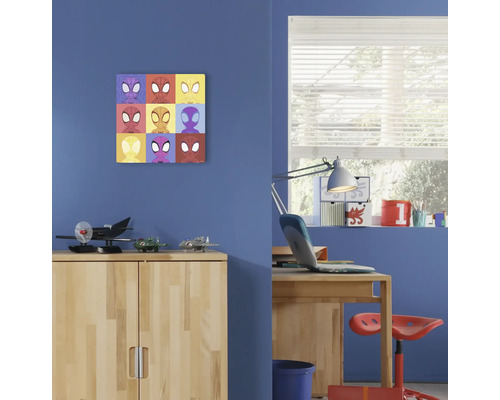 Decoratieve muurafbeelding met stripfiguren in de kinderkamer.