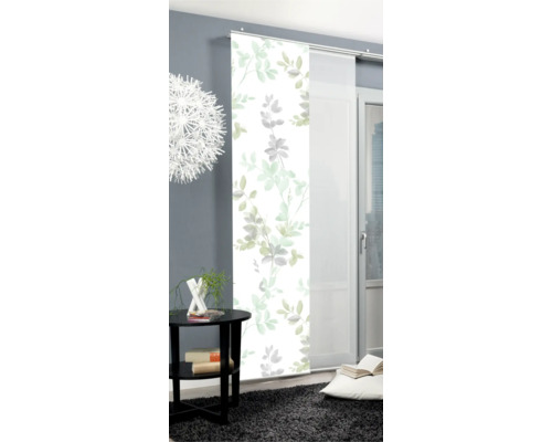 Kamer met schuifgordijn met plantmotief, bijzettafel en vloerkleed