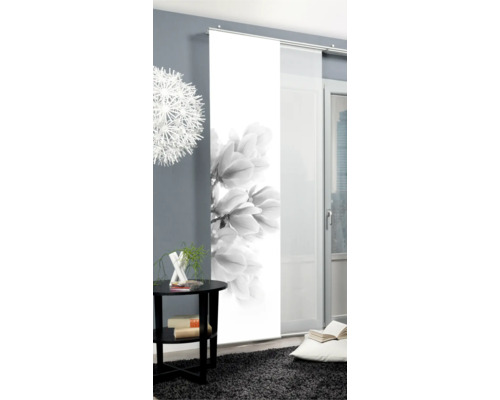 Decoratieve schuifgordijnenset met bloemmotief in een heldere, modern ingerichte kamer