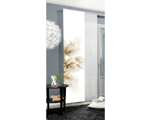 Decoratief schuifgordijn met bloemmotief in de woonkamer.