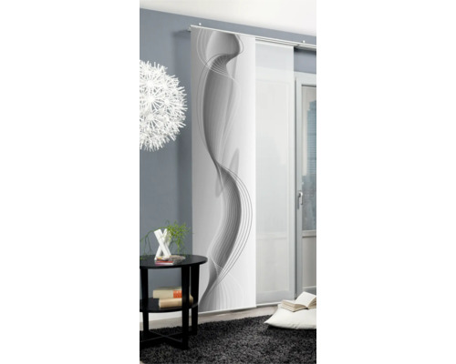 Decoratief schuifgordijn met abstract patroon in de woonkamer.
