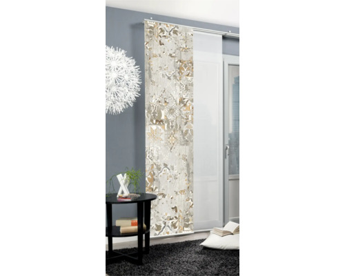 Woonkamer met schuifpaneelgordijn met patroon, tafel en decoratie