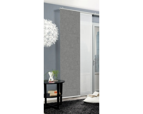 Woonkamer met schuifgordijn, bijzettafel en vloerkleed