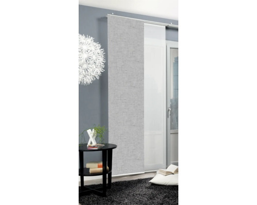 Woonkamer met schuifgordijn en decoratieve elementen