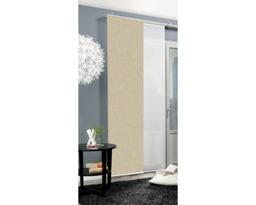 Moderne woonkamer met schuifgordijnen, bijzettafel en tapijt