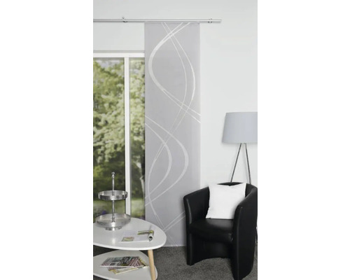 Decoratief schuifgordijn met abstract patroon in de woonkamer.