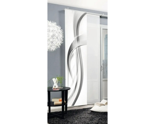 Woonkamer met schuifpaneelgordijn met abstract patroon, bijzettafel en decoratie