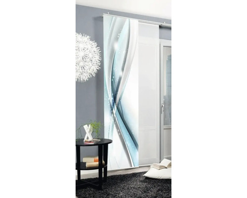 Decoratief schuifgordijnpaneel met abstract ontwerp in een woonkamer.