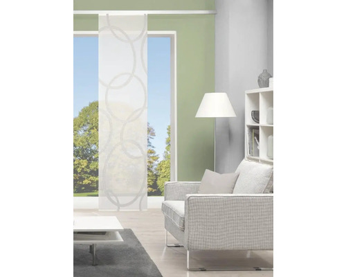 Woonkamer met schuifpaneel met cirkeldesign voor het raam