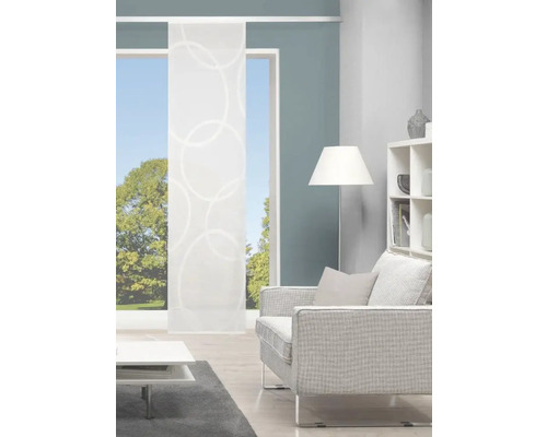 Woonkamer met schuifpaneel met cirkelpatroon, fauteuil, staande lamp en plank