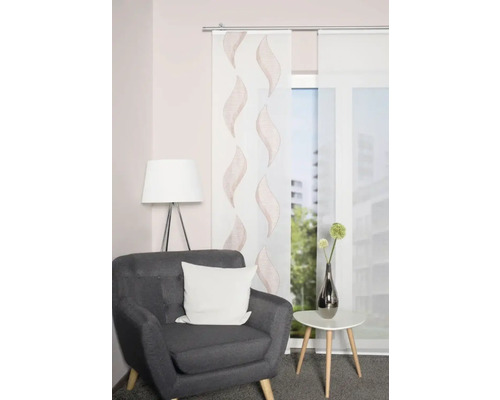 Woonkamer met paneelgordijn met patroon, fauteuil en bijzettafel