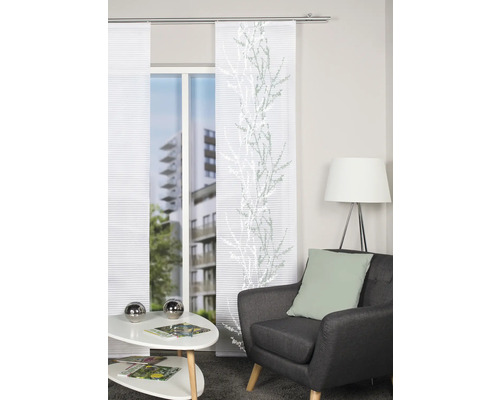 Woonkamer met schuifgordijnen, fauteuil en bijzettafel voor een heldere, georganiseerde sfeer.