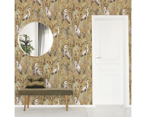 Kameroverzicht met behang met reiger- en plantenpatroon, spiegel, bank en deur