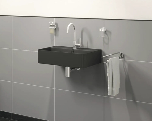 Moderne badkamer met zwarte wastafel, kraan, handdoekrek en zeepdispenser