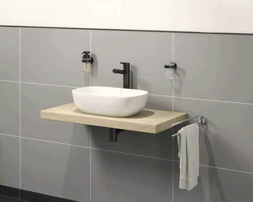 Badkamer met opzetwastafel, kraan, zeepdispenser, tandenborstelbeker en handdoekhouder