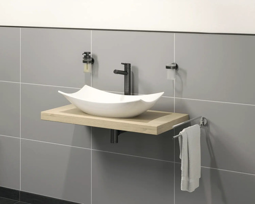 Moderne badkamer met opzetwastafel, houten element, kraan en handdoekhouder