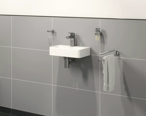 Moderne badkamer met kleine wastafel, kraan, zeepdispenser en handdoekhouder