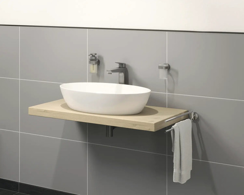 Moderne badkamer met waskom op houten console en handdoekhouder