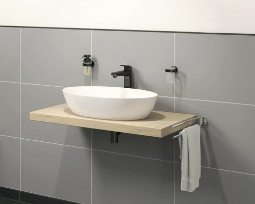 Moderne badkamer met wastafel, planchet, kraan, handdoekhouder, zeepdispenser en tandenborstelbeker