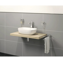 Moderne badkamer met wastafel, kraan, zeepdispenser, tandenborstelbeker en handdoekhouder