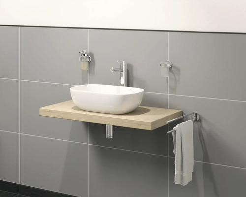 Moderne badkamer met wastafel, kraan, zeepdispenser, tandenborstelbeker en handdoekhouder