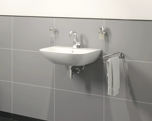 Moderne badkamer met wastafel, kraan, zeepdispenser en handdoekhouder aan de wand.