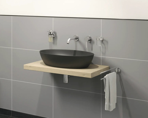 Moderne badkamer met zwarte wastafel op licht houten onderkast, kraan en handdoekhouder