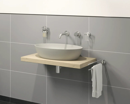 Moderne badkamer met opzetwastafel op houten console, kraan, zeepdispenser, tandenborstelbeker en handdoekhouder