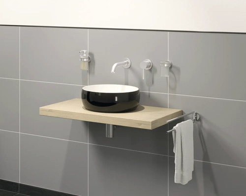 Wastafel met kraan, zeepdispenser, tandenborstelbeker en handdoekhouder in de badkamer