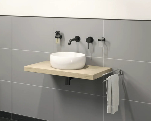 Moderne badkamer met opzetwastafel, kraan, zeepdispenser en handdoekhouder