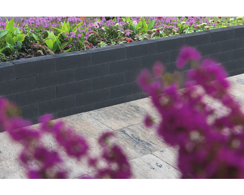 Tuinmuur van betonstenen met bloemenbeplanting