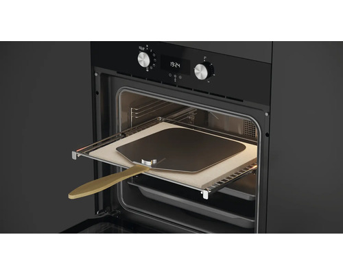 Pizzaoven met pizzaschep in de binnenruimte