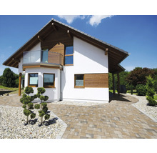 Buitenaanzicht van een modern huis met bestrating en tuin
