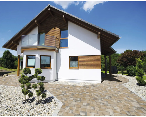 Buitenaanzicht van een modern huis met bestrating en tuin