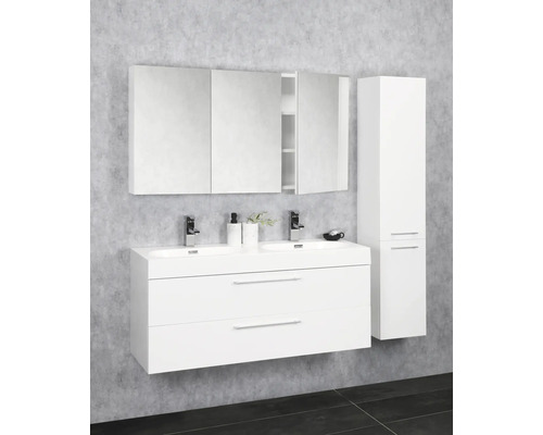 Moderne badkamerset met dubbele wastafel, spiegelkast en hoge kast