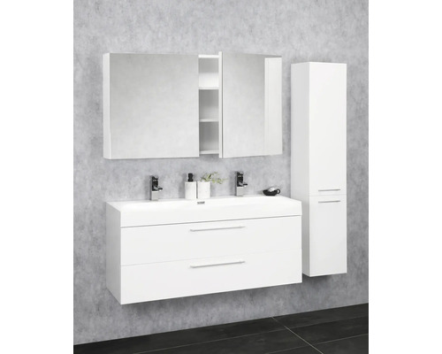 Lichte badkamer met wastafelonderkast, spiegelkast en hoge kast