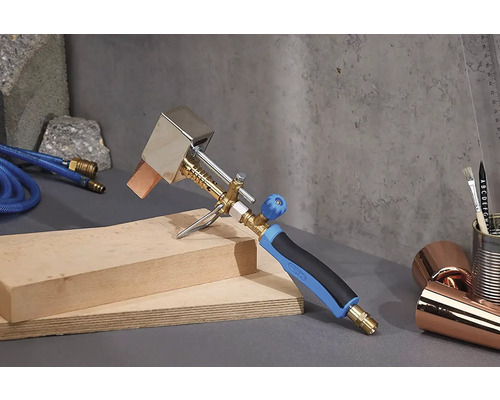 Dakbrander met slang en hout op grijze achtergrond