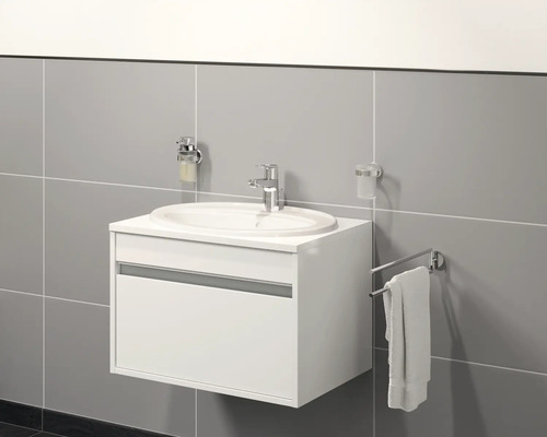 Moderne badkamer met witte wastafelonderkast, wastafel, zeepdispenser, tandenborstelbeker en handdoekhouder