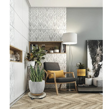Woonkamer met fauteuil, staande lamp en kamerplanten op wielen