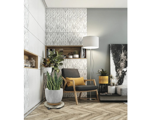 Woonkamer met fauteuil, staande lamp en kamerplanten op wielen