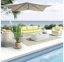 Tuinmeubelset met bank, fauteuil, salontafel en parasol op een terras bij een zwembad.