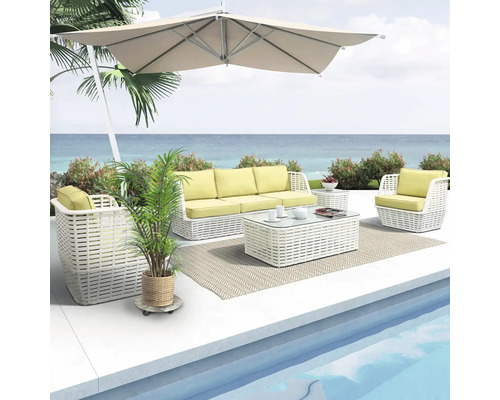 Tuinmeubelset met bank, fauteuil, salontafel en parasol op een terras bij een zwembad.