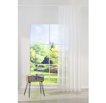 Lichte kamer met raam, wit gordijn en bijzettafel