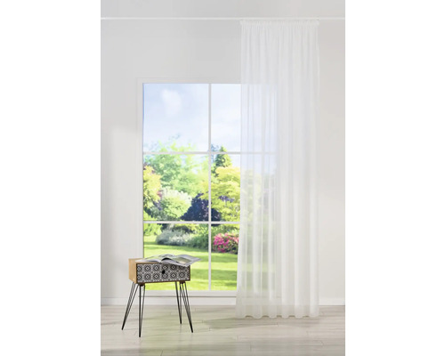 Lichte kamer met raam, wit gordijn en bijzettafel