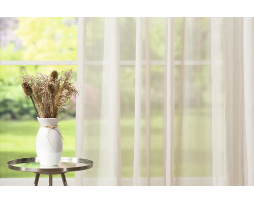 Scène met gordijn, tafel en vaas met droogbloemen