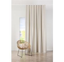 Beige gordijn naast rotan stoel en raam