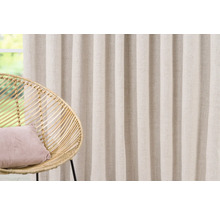 Decoratieve stof met plooiband en fauteuil in de kamer.