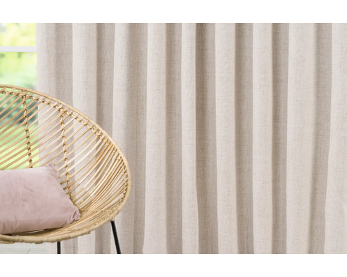 Decoratieve stof met plooiband en fauteuil in de kamer.