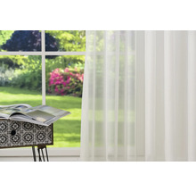 Transparant gordijn voor een raam met uitzicht op de tuin