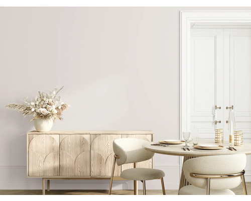 Lichte eetkamer met dressoir, bloemstuk en gedekte eettafel